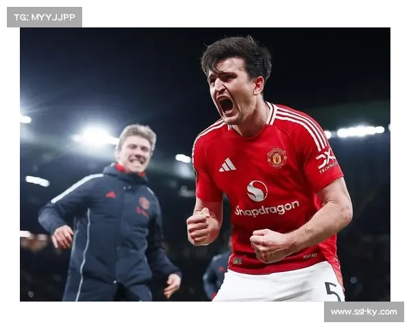 37岁老将马奎尔德比战头球解围，赛后振臂鼓舞球迷